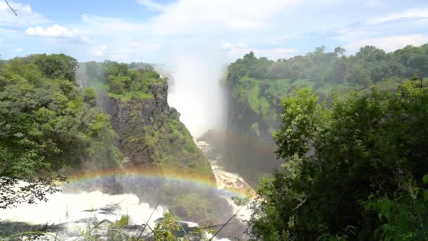 ビクトリアの滝は、青い空と白い雲、スローモーションでジンバブエの国境にあります — ストック動画