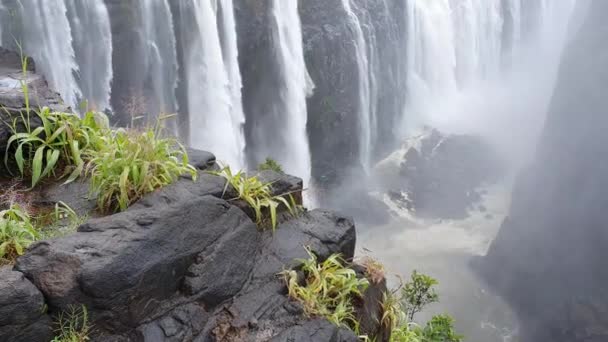 Victoria Falls aan de Zambia Zimbabwe grens met blauwe lucht en witte wolken — Stockvideo