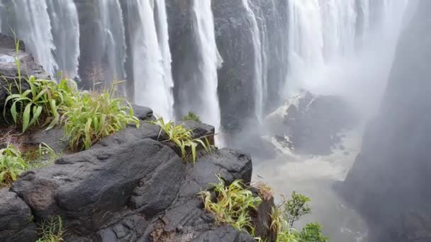 Victoria Şelalesi, Zambiya Zimbabwe 'de. Mavi gökyüzü ve beyaz bulutlarla dolu. — Stok video