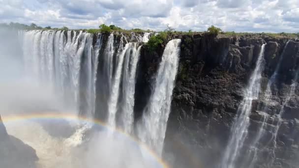 Cascate Victoria al confine con lo Zambia Zimbabwe con cielo blu e nuvole bianche — Video Stock