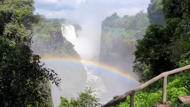 Victoria Falls a Zambia Zimbabwe fedélzetén kék égbolttal és fehér felhőkkel — Stock videók