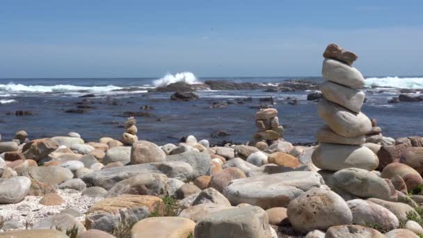 Runda släta stenar staplade på Rocky Beach vid Cape of Good Hope, — Stockvideo