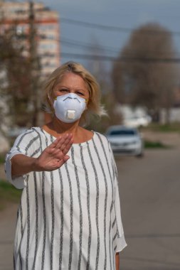 Korunaklı steril tıbbi maskeli Avrupalı kadın sokaklarda, virüste, koronavirüste