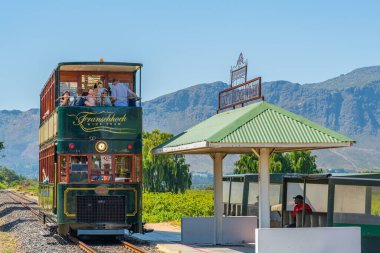 FRANSCHHOEK BATI KAPI Güney Afrika - Şubat 2002. 2020: Rickety Bridge Turist tramvayı için Şaraphane Tren İstasyonu