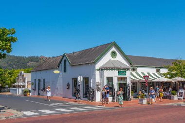 Franschhoek, Batı Burnu, Güney Afrika. Şubat 02.2020: Franschhoek 'in ana caddesinin sokak manzarası