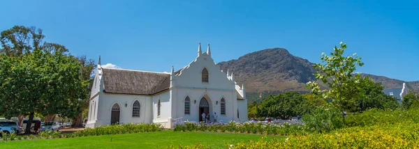 Franschhoek, Cabo Occidental, Sudáfrica. Febrero, 02.2020: Iglesia Blanca Holandesa Reformada en Franschhoek, Sudáfrica — Foto de Stock