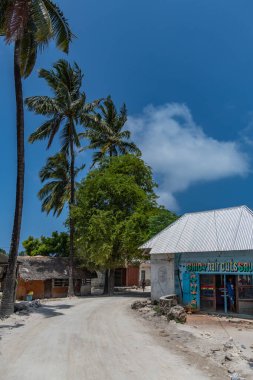 Zanzibar, Tanzanya - 8 Şubat. 2020: Balıkçı köyü Nungwi 'de sokak manzaralı.