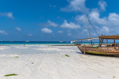Zanzibar, Tanzanya - 8 Şubat. 2020: Sahilde ahşap tekne ve çarpıcı turkuaz su.