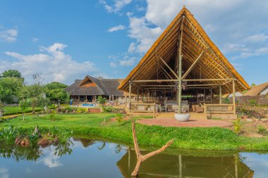 Hwange / Zimbabwe - 4 Şubat 2020: Victoria Şelaleleri 'ndeki Yelkenli Köyü Oteli' nden binalar