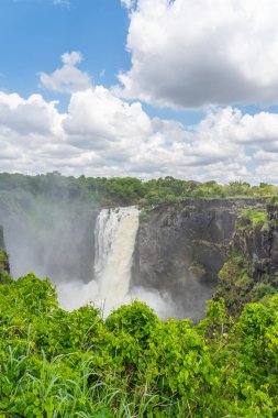 Zambezi Nehri 'ndeki Victoria Şelalesi, Zambiya ve Zimbabwe' nin mavi gökyüzü sınırı.