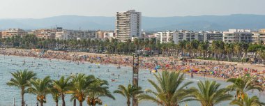 Costa Dorada 'nın kostüm hattındaki güzel kumlu sahil.