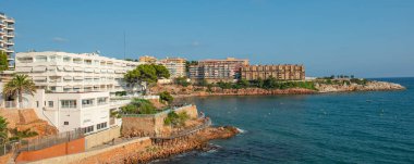 Costa Dorada 'nın kostüm hattındaki güzel kumlu sahil.