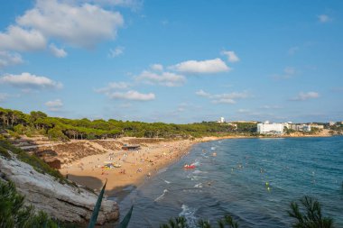 Costa Dorada 'nın kostüm hattındaki güzel kumlu sahil.