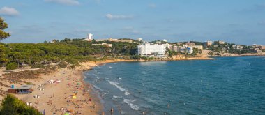 Costa Dorada 'nın kostüm hattındaki güzel kumlu sahil.