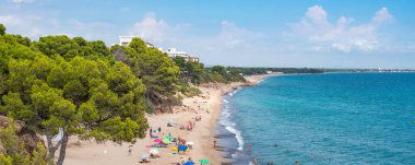 Costa Dorada 'nın kostüm hattındaki güzel kumlu sahil.