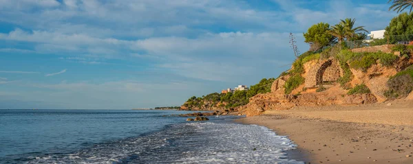 Gyönyörű homokos strand a costa dorada — Stock Fotó