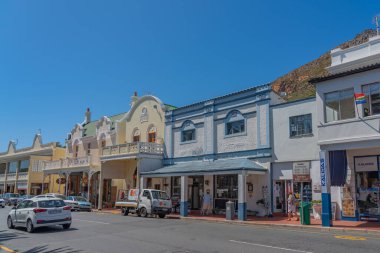 SIMONSTOWN, Güney Afrika - 30 Ocak 2020 - Uykulu Şehir Simonstown 'un ana caddesi Koloni Biçimli Mimarisi