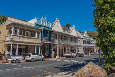 SIMONSTOWN, Güney Afrika - 30 Ocak 2020 - Uykulu Şehir Simonstown 'un ana caddesi Koloni Biçimli Mimarisi