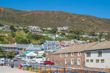 SIMONSTOWN, Güney Afrika - 30 Ocak 2020 - Uykulu Şehir Simonstown 'un Koloni Stili Mimarisi ile ana caddesi