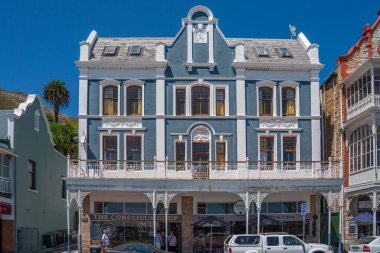 SIMONSTOWN, Güney Afrika - 30 Ocak 2020 - Uykulu Şehir Simonstown 'un Koloni Stili Mimarisi ile ana caddesi