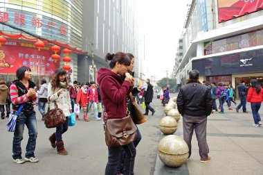 Yoğun bir yaya alışveriş caddesi ile kızlar pass