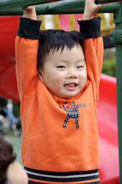 Çocuk oyun oyunda bebek