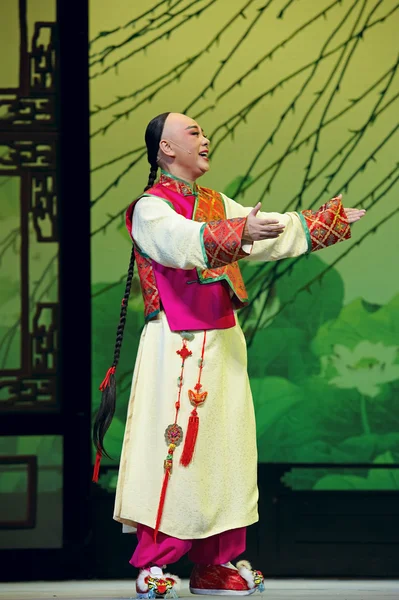 Chinesischer traditioneller Opernschauspieler mit theatralischem Kostüm — Stockfoto