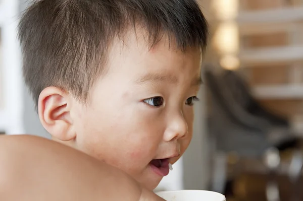 귀여운 먹는 아기 — 스톡 사진