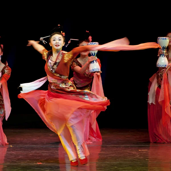 かなり中国の国民のダンスの女の子 — ストック写真