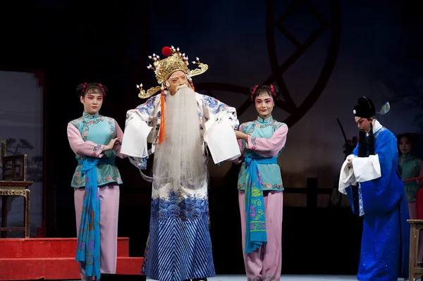 Chinese traditionele opera acteurs uitvoeren op het podium — Stockfoto