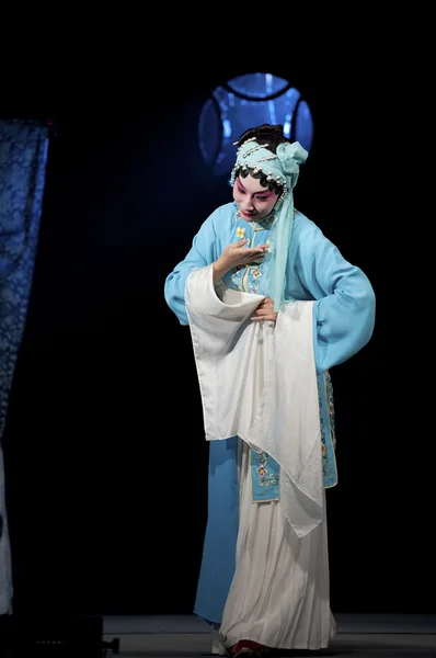 Vrij chinese traditionele opera actrice met theatrale kostuum — Stockfoto