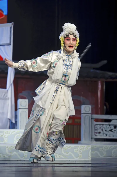Aktorka bardzo chiński tradycyjnej opery z kostiumów teatralnych — Zdjęcie stockowe