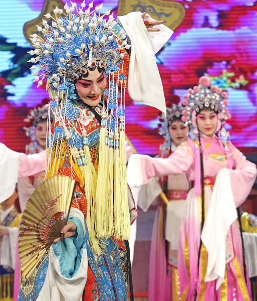 Jolie actrice d'opéra traditionnelle chinoise avec costume théâtral — Photo