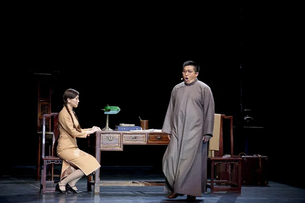 Actor de ópera chino realizar en el escenario — Foto de Stock