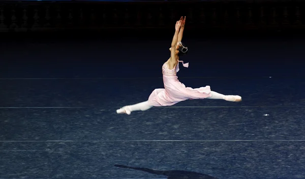 Jumping ballet dancer — Stock Photo, Image