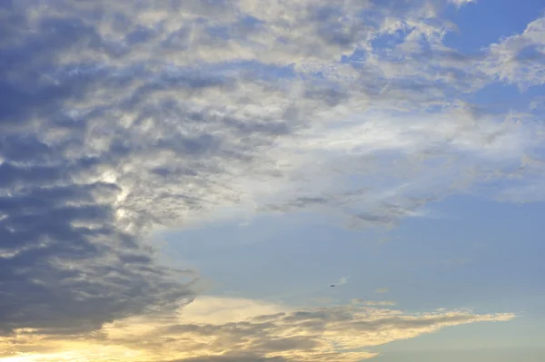 Moln och himmel vid solnedgången — Stockfoto
