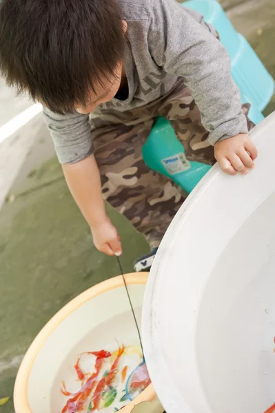 Bebê brincando com goldfis — Fotografia de Stock