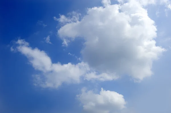 Moln lager och blå himmel — Stockfoto