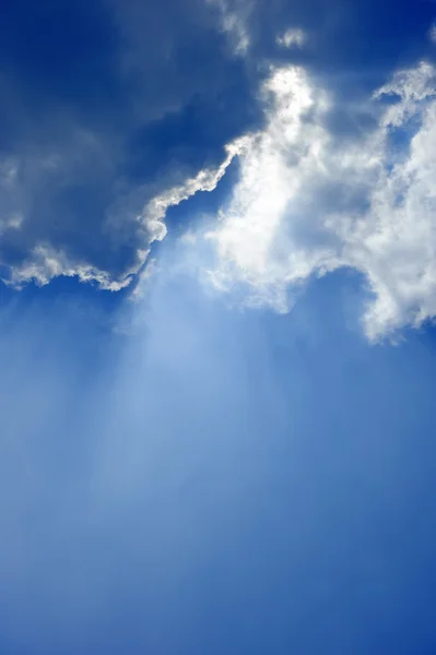 Хмарний шар і блакитне небо — стокове фото
