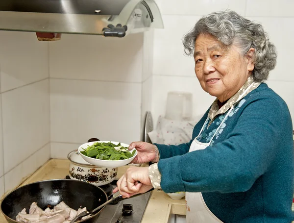 Großmutter kochen in der Küche — Stockfoto