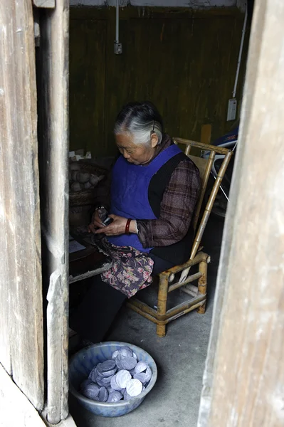 Handmatige werkende vrouw — Stockfoto