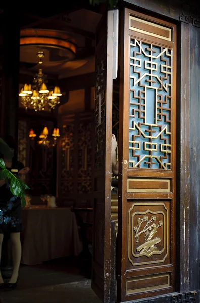 Porta tradicional chinesa com padrões esculpidos — Fotografia de Stock
