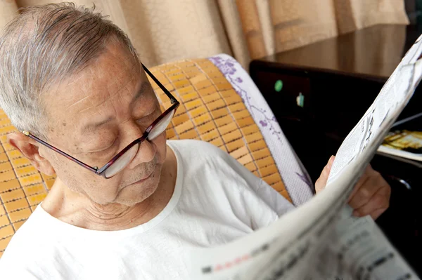 Starší muž čte noviny — Stock fotografie