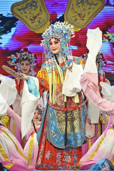 Actriz de ópera tradicional bastante china con traje teatral — Foto de Stock