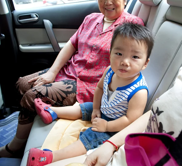 Bebé dentro de un coche —  Fotos de Stock
