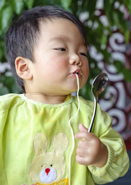 Ein süßes Baby isst — Stockfoto