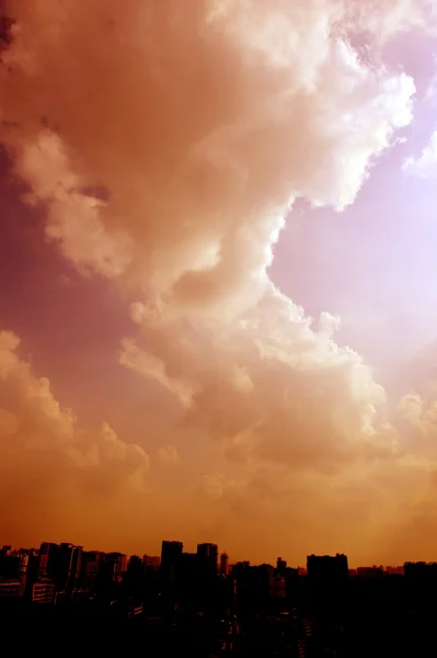 Σύννεφο στρώμα και ουρανό στο ηλιοβασίλεμα — Φωτογραφία Αρχείου