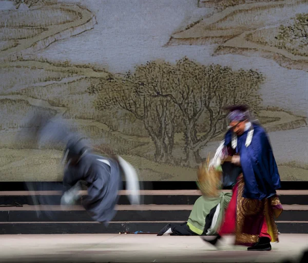 Chinesische traditionelle Opern-Schauspieler mit theatralischen Kostümen — Stockfoto