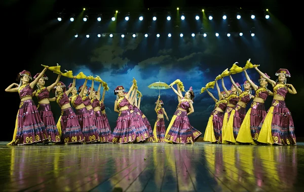 Danse ethnique chinoise de nationalité yi — Photo
