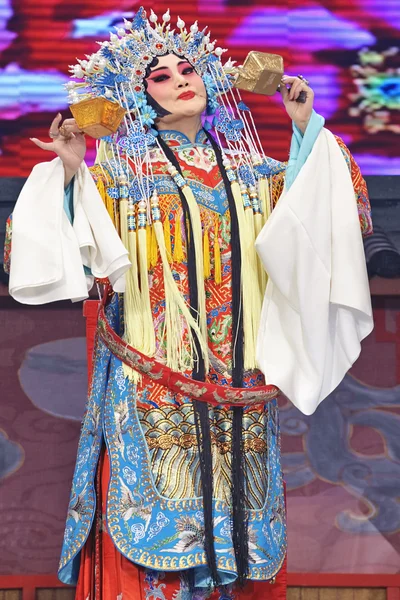 Hübsche traditionelle chinesische Opernsängerin mit theatralischem Kostüm — Stockfoto